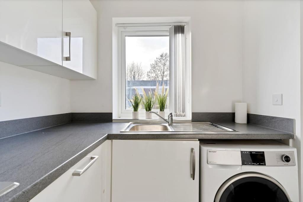 Luxury Birmingham City Centre Townhouse With Free Parking - Sleeps 4 - Perfect For Contractors, Business Travellers, Families And Other Groups - Near Bullring, Newstreet, Selfridges, Nec, Nia & Birmingham Airport Dış mekan fotoğraf