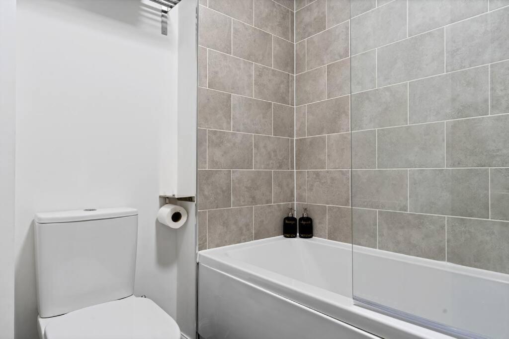 Luxury Birmingham City Centre Townhouse With Free Parking - Sleeps 4 - Perfect For Contractors, Business Travellers, Families And Other Groups - Near Bullring, Newstreet, Selfridges, Nec, Nia & Birmingham Airport Dış mekan fotoğraf